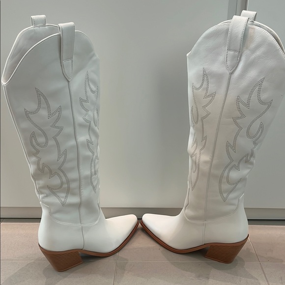 New White Leather Western-Style Women's Boots - Picture 9 of 15